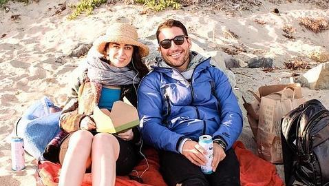 Miguel Ángel Silvestre celebra sus 33 cumpleaños en la playa con una amiga