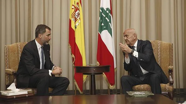 Felipe VI conversa con el viceprimer ministro libanés y titular de Defensa, Samir Mokbel, durante la reunión que han mantenido a su llegada al aeropuerto de Beirut, en su primer viaje oficial al Líbano