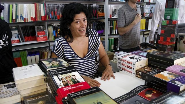 Almudena Grandes visita Azuqueca en el Día del Libro