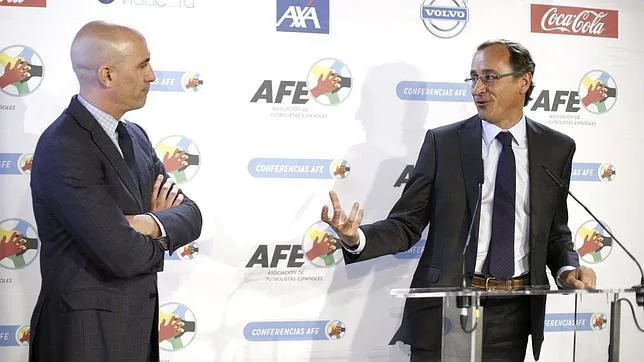 El presidente de la Asociación de Futbolistas, Luis M. Rubiales (i), y el ministro de Sanidad, Alfonso Alonso, durante la presentación de la campaña «Respeta a tu pareja»