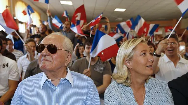 Imagen de archivo de Marine Le Pen (der) y Jean-Marie Le Pen (izq)