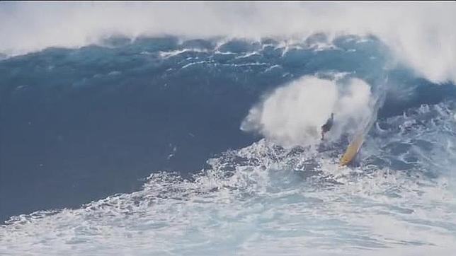 Un surfista es engullido por una ola gigante