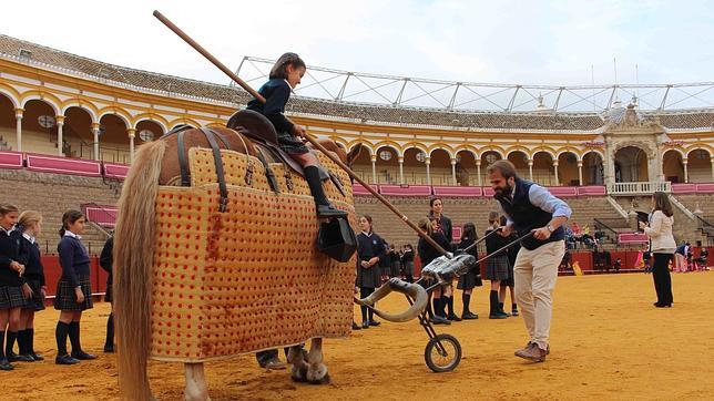 Así aprenden a torear cientos de niños en la Maestranza