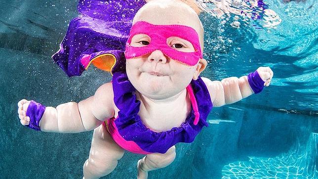 Divertidas fotos de bebés bajo el agua para promover enseñarles a nadar