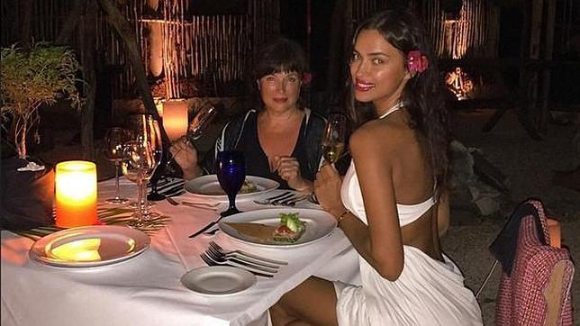 Irina Shayk junto a su madre degustando la gastronomía mexicana