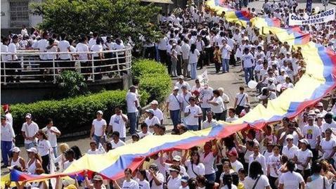 Los colombianos marchan en honor a las siete millones de víctimas del conflicto armado