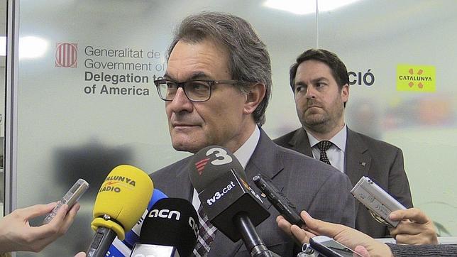 Artur Mas habla con la prensa en la «Delegación de la Generalitat en América»
