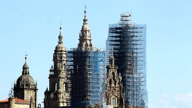 El «nuevo» color de las torres del Obradoiro comienza a descubrirse