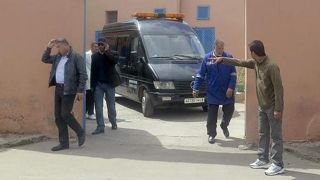 Furgón funerario que traslada los féretros de los montañeros españoles Gustavo Virués y José Antonio Martínez, tras concluir su autopsia en la morgue de la ciudad de Marrakech
