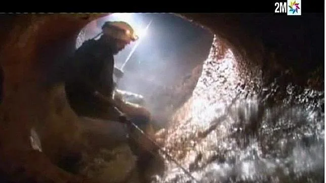Imagen capturada de la televisión marroquí 2MTV de un miembro de los equipos especiales durante las labores de rescate del policía Juan Bolívar Bueno, el único de los tres espeleólogos españoles que cayeron a un barranco del Atlas marroquí y que sobrevivió al accidente