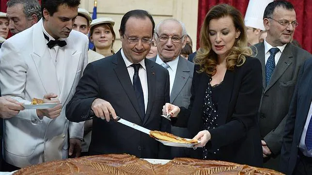 Hollande y Trierweiler cuando aún eran apreja, tomando una tarta en el Elíseo