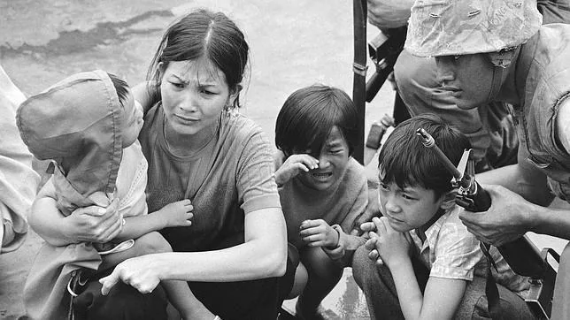 Imagen de 1975 en la que una madre permanece junto a sus tres hijos y militares en Vietnam
