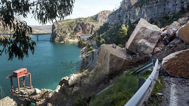 Una barcaza turística para acceder a Cortes de Pallás tras el derrumbe