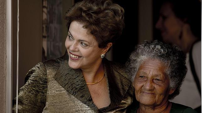 Dilma Rousseff, con una anciana, durante la reciente inauguración de unas viviendas en Duque de Caxias, cerca de Río de Janeiro