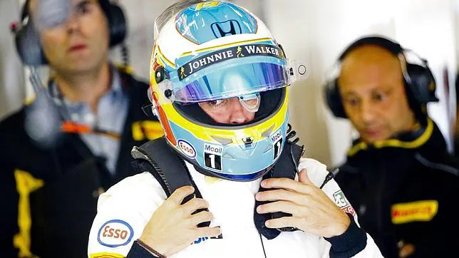Alonso, en el garaje de McLaren-Honda