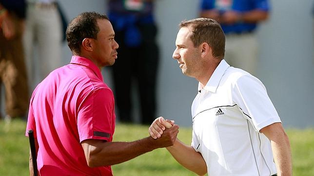 Tiger Woods y Sergio García se saludan en una imagen de 2013