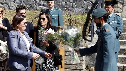 El jefe del Greim, Enrique Ferrero, entrega un ramo de flores a una de las viudas