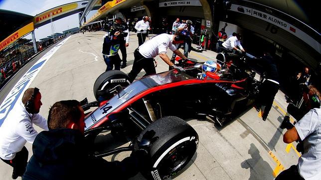 El McLaren de Alonso, entrando al box del equipo