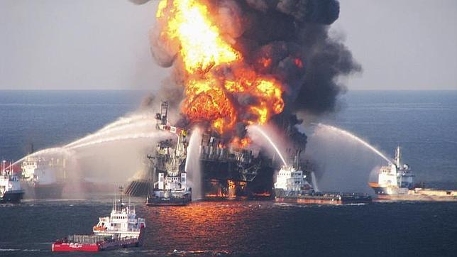 Los barcos antiincendios intentan apagar en abril de 2010 el fuego declarado en la plataforma Deepwater Horizon de British Petroleum, en el Golfo de México