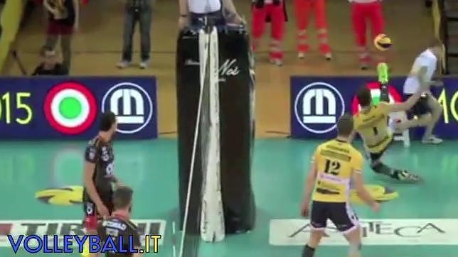 Increíble asistencia de chilena en un partido de voleibol