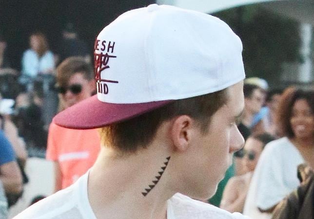 Brooklyn Beckham exhibe su tatuaje en Coachella