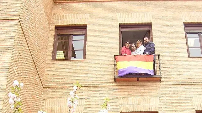 Los ediles de Izquierda Unida de Alcalá de Henares posan este lunes con la bandera republicana en el Ayuntamiento