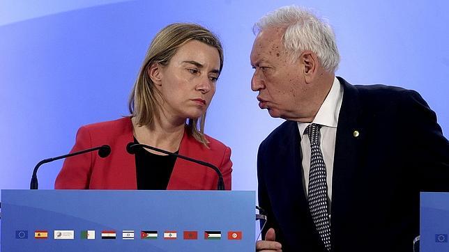 La alta representante de la UE para Exteriores y Seguridad, Federica Mogherini, junto al ministro García-Margallo