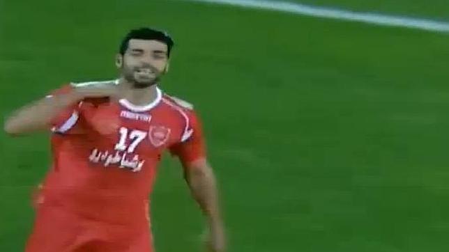 Un futbolista iraní celebra un gol «cortando» cuellos