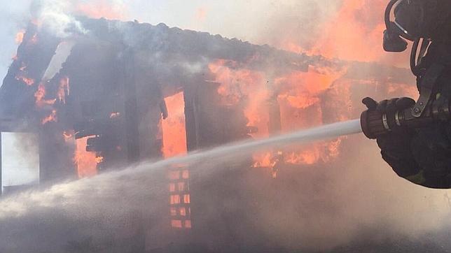 Arde una casa prefabricada en un club de hípica en San Sebastián de los Reyes