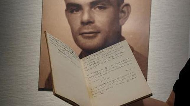 Una empleada de Bonhams muestra el manuscrito de Alan Turing subastado por más de un millón de dólares