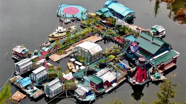 La increíble villa flotante alejada de todo, en la que vive una familia canadiense