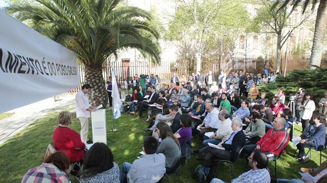 El BNG monta un paripé en la calle para suplantar al verdadero Parlamento