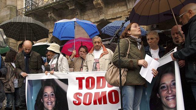 Manifestación en Santiago, encabezada por los padres y la hermana de Sonia Iglesias