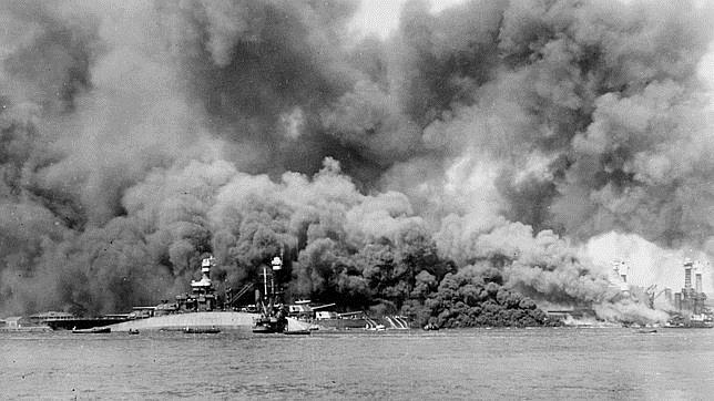 Imagen del USS Oklahoma cuando fue atacado en Pearl Harbor en 1941