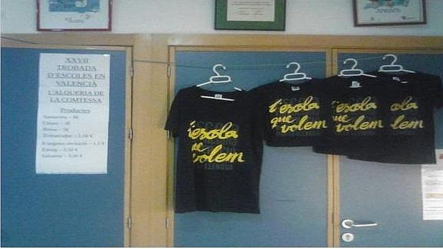 Padres de alumnos denuncian la venta de camisetas de Escola Valenciana en un colegio público