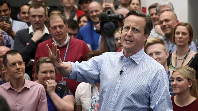 Un Cameron descamisado debate con decenas de trabajadores