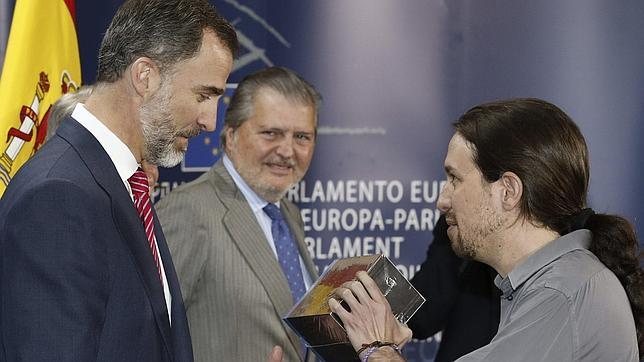 Pablo Iglesias regala al Rey la serie «Juego de Tronos»