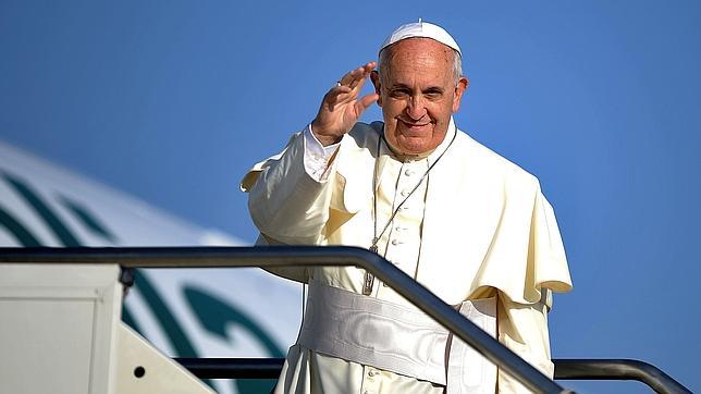 El Papa, en la escalerilla del avión que le llevó a Tierra Santa en 2014