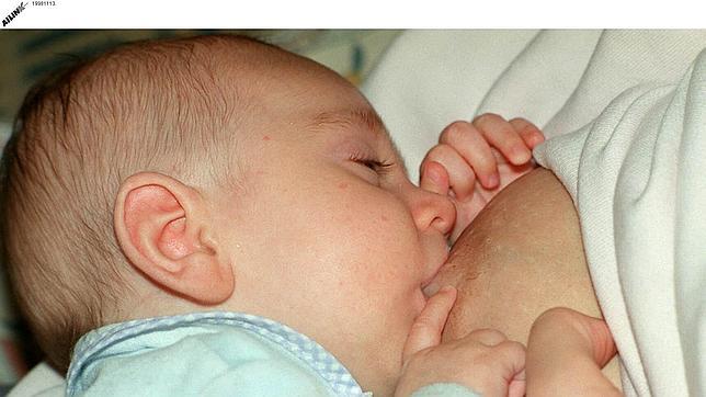 Imagen de archivo de un bebé durante la lactancia