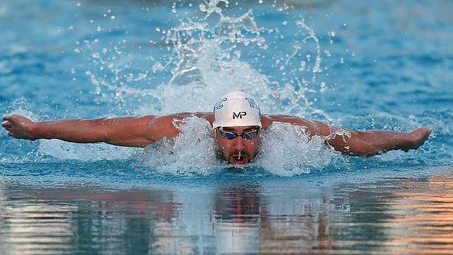 Phelps regresa con triunfo tras su suspensión por conducir borracho