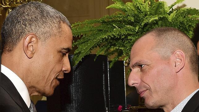 El presidente estadounidense, Barack Obama (izq), conversa con el ministro griego de Finanzas, Yanis Varufakis, durante una recepción en la Casa Blanca