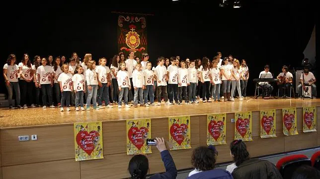 Grupo de niños participantes en el Festival de la Canción Misionera