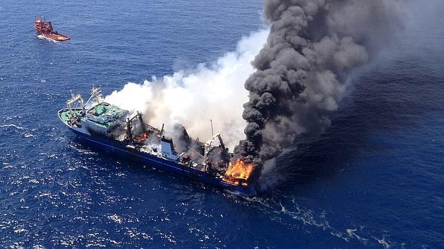 El buque ruso Oleg Naydenov ardiendo mientras era remolcado