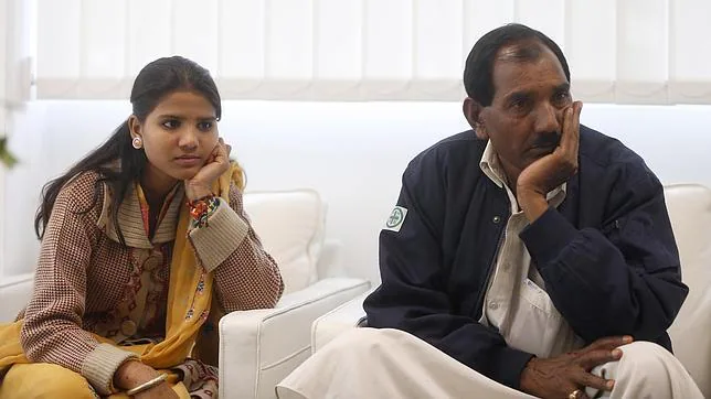 Eisam y Ashiq Masih, hija y marido de Asia Bibi, durante un momento de la entrevista con ABC