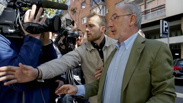 El exvicepresidente del Gobierno, Rodrigo Rato (d), regresa a su domicilio del barrio de Salamanca de Madrid