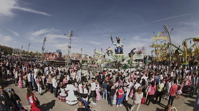 Ambiente en la calle del Infierno, en la Feria de Abril de Sevilla