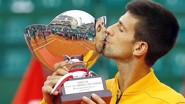 Djokovic besa el trofeo de Montecarlo