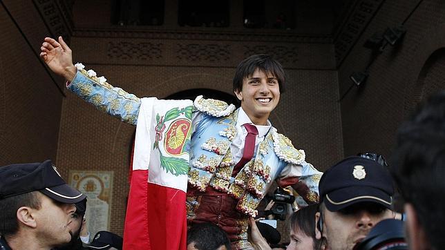 El novillero peruano Roca Rey conquista la Puerta Grande de Las Ventas