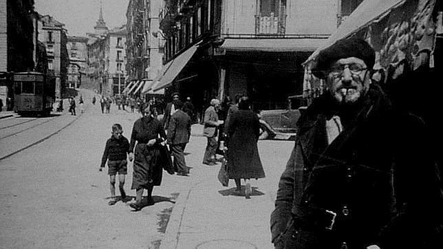 León Felipe, en la calle de Toledo, en Madrid, en 1937 ,