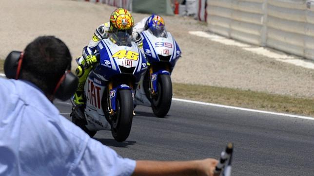 Rossi venció a Lorenzo tras un gran duelo en Montmeló en 2009